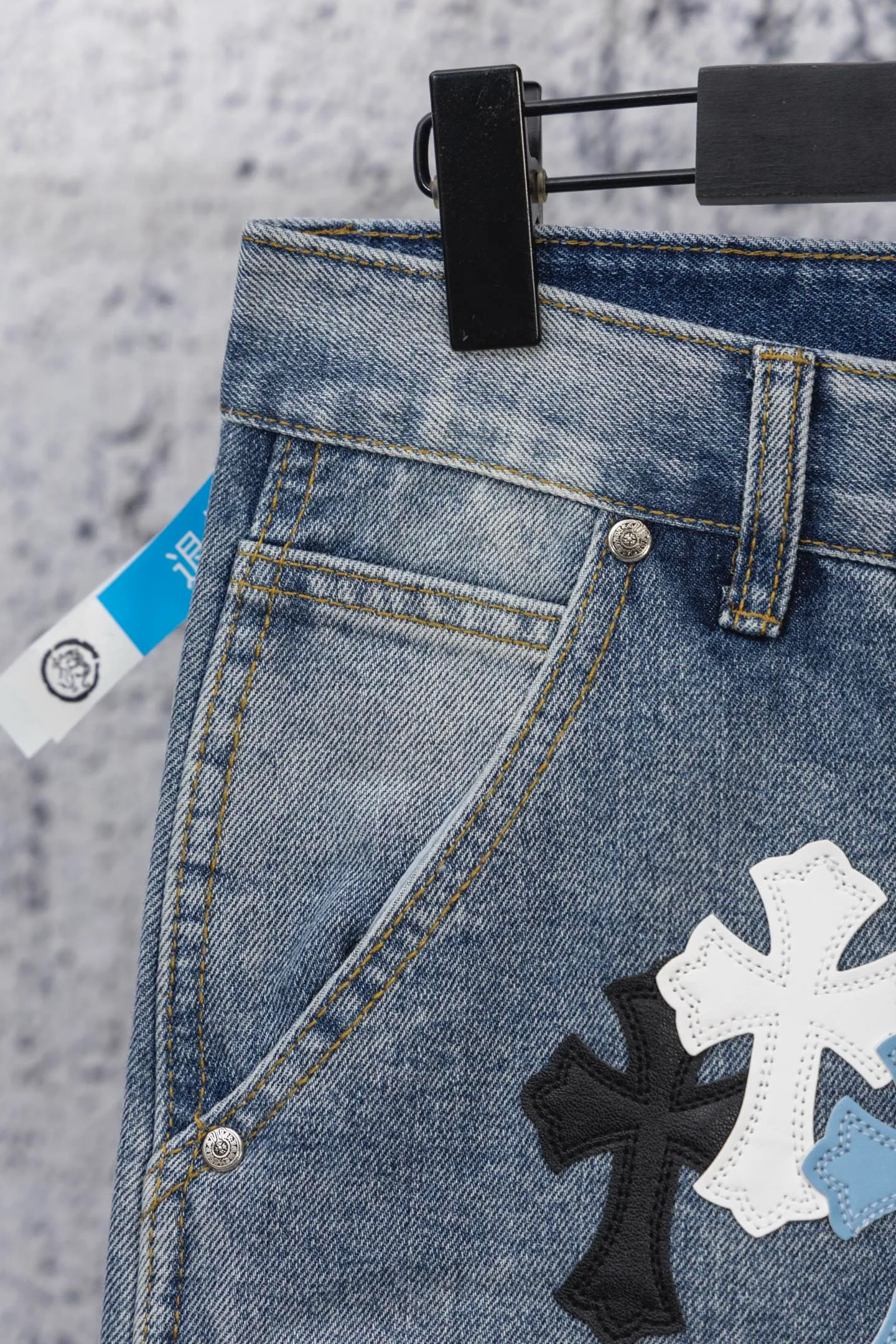 P270 CH Chromehearts Prince's same style white cross patchwork leather work jeans and logging pants. The counter price is 34W level. It is decorated with patchwork cross flowers and washed jeans! ! An absolutely high-end luxury product, a 1.9W-level god-level single product, a super popular product, made by top heavy industry, a magic weapon that cannot be missed! [About Zangyin] This is an extremely luxurious fashion brand that can also be called the aristocracy of the high street. It has always been an exclusive brand for some hipsters or rich second generations. Compared with ordinary high streets, it is more luxurious and noble. Compared with luxury brands, it is more fashionable and individual. It has always been a brand that I have a special liking for. [Top heavy industry fashion design] Consistently high-street luxury style. Speaking of this style, the Zangyin family and GU family are definitely the leading representative brands. Especially the Zangyin family has really achieved a state-of-the-art effect in creating high-street style. The unique washed material is used to create this style. The color system is already quite eye-catching. After it is decorated with patchwork cross flowers, it cleverly highlights the charm of the brand. Secondly, this style uses classic The high-waist cutting design highlights the long legs and fashionable temperament of the upper body. The brand is highly recognizable and the slim fit configuration is more suitable for daily wear. It is a product that interprets personality, fashion, and specifications at a glance. This single product is enough to make any fan excited. It can be a white T-shirt for a youthful college style, or a tight suspender for a royal style. It has strong matching ability and can be easily controlled by men.  [Materials and craftsmanship] Needless to say, this point goes without saying. As an excellent craftsman brand, Zangyin’s requirements for details and craftsmanship are really perfect. The washed color of this model has gone through so many processes, not to mention the embellishment of denim appliques. It is also purely hand-made and sewn. Just like what they believe in, only hand-made things have soul and have the meaning of wear. A top-notch heavy-duty fashionable denim item, I look forward to your perfect interpretation! !  Color: blue Size: 28-36